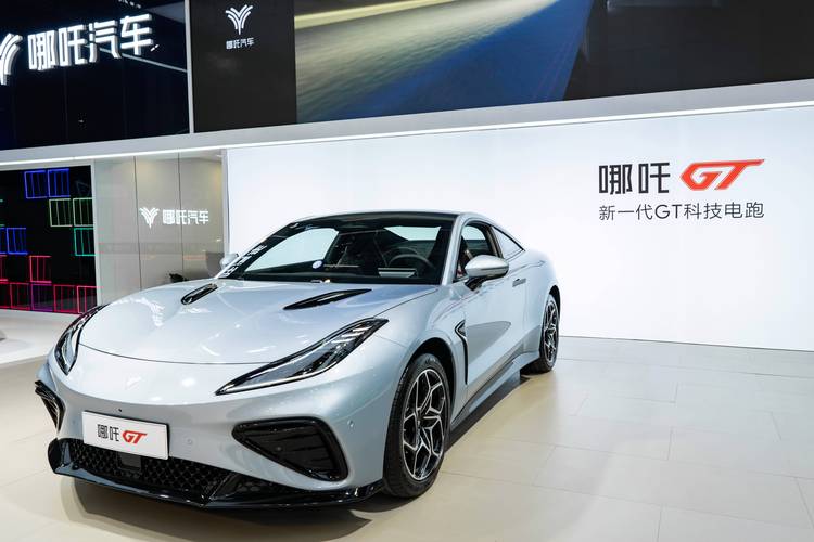 深圳166哪吒汽车在智能汽车领域的表现，领途汽车在新能源汽车市场中的影响力